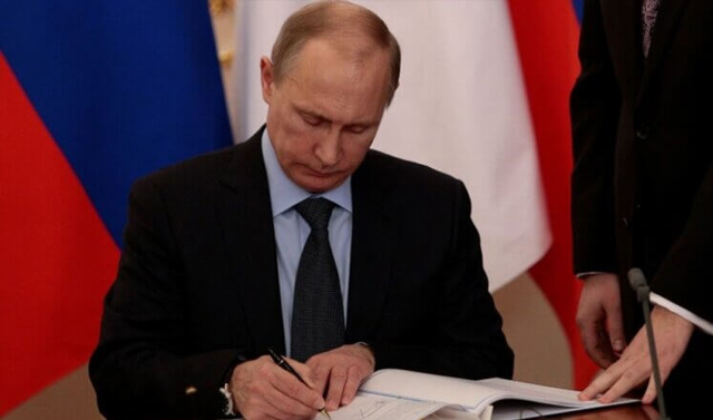 Путин подписал закон об увеличении детских пособий до прожиточного минимума