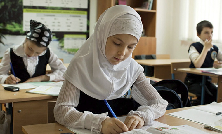 Каждый второй россиянин допускает ношение хиджаба в школах