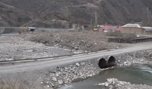 В селении Ушкалой строят мост через реку Аргун