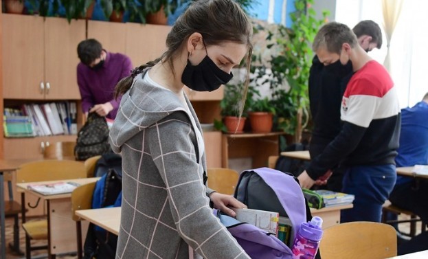 Министерство просвещения не планирует требовать от учеников обязательно носить маски в зданиях школ