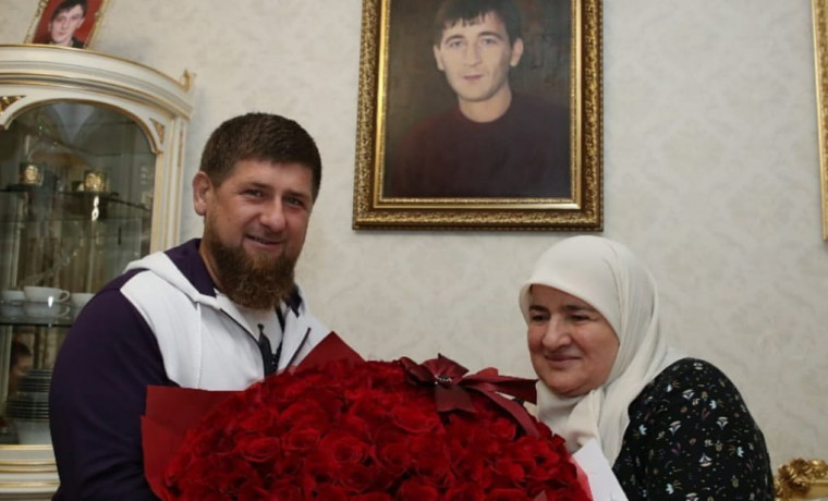 Рамзан Кадыров поздравил соотечественниц с Днем чеченской женщины