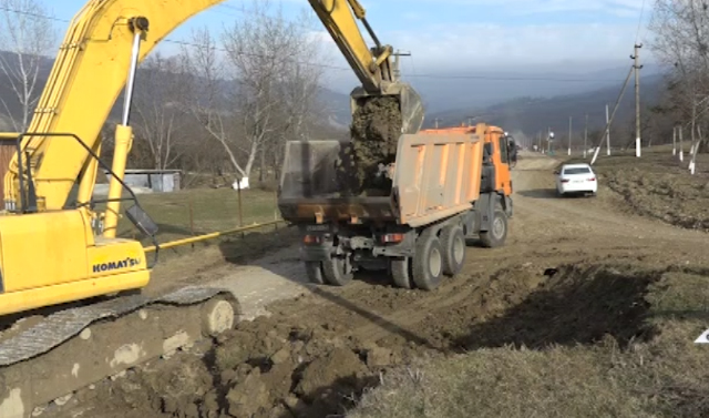 В селе Эникали Курчалоевского района ремонтируют дороги