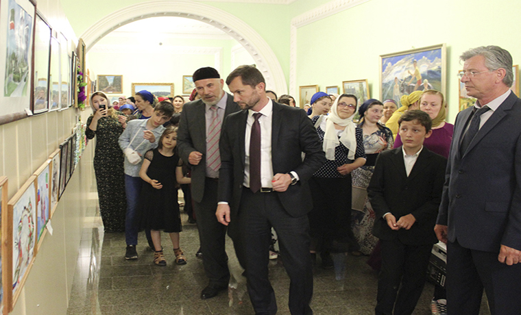 В Грозном открылась выставка «Мир глазами ребенка»