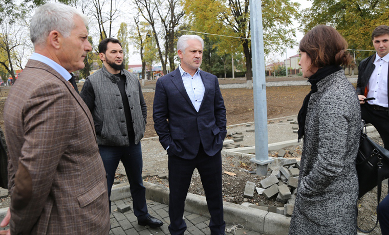 Муслим Хучиев проинспектировал строительство парка имени Абдаллы II