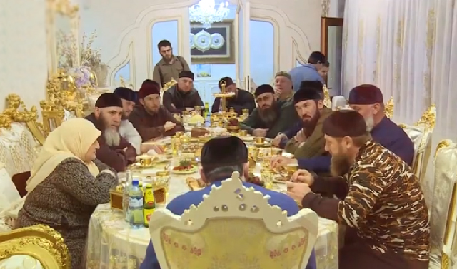 Рамзан Кадыров с соратниками побывал на ифтаре у мамы 