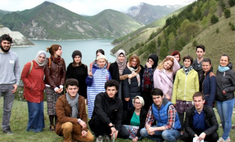 На базе отдыха Кезеной-Ам проходит встреча чеченской молодежи и гостей из Санкт-Петербурга 