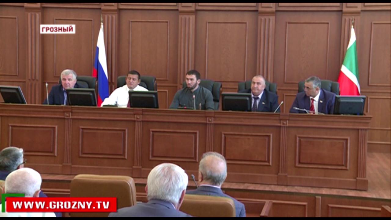 В Парламенте Чечни прошло первое пленарное заседание под председательством Магомеда Даудова