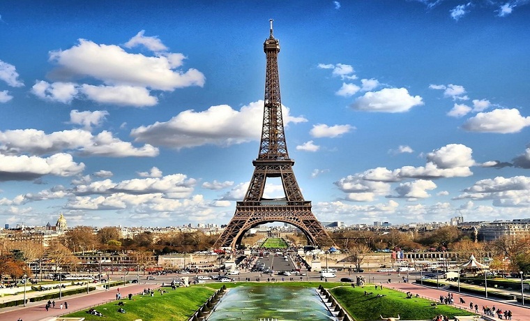  31 марта в 1889 году в Париже состоялось торжественное открытие Эйфелевой башни