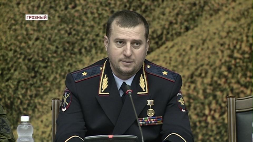 Полицейские, пострадавшие во время взрыва 5 октября в Грозном, награждены медалями