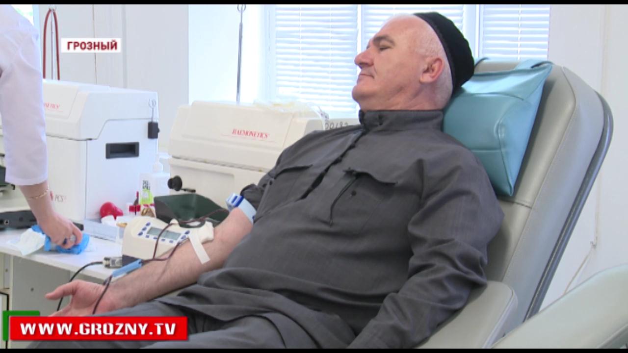 «Ночные Волки» в Грозном присоединились к сдающим кровь добровольцам в преддверии Всемирного дня донора