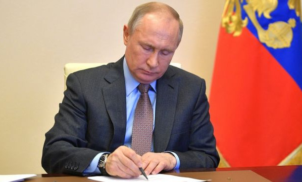 Владимир Путин подписал указ о поддержке волонтеров и выплатах в случае их гибели в ДНР и ЛНР