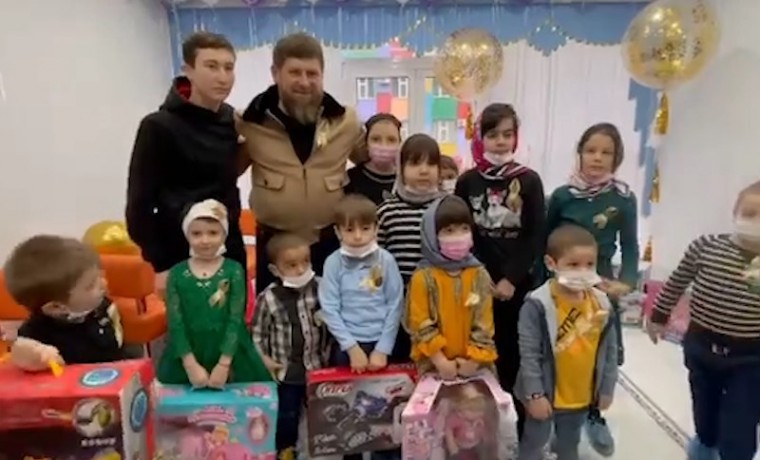 Рамзан Кадыров передал онкобольным детям подарки от РОФ имени Ахмата-Хаджи Кадырова