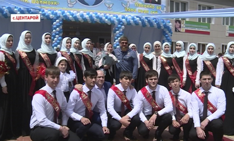 Рамзан Кадыров  принял участие в торжественной линейке в средней школе селения Центарой