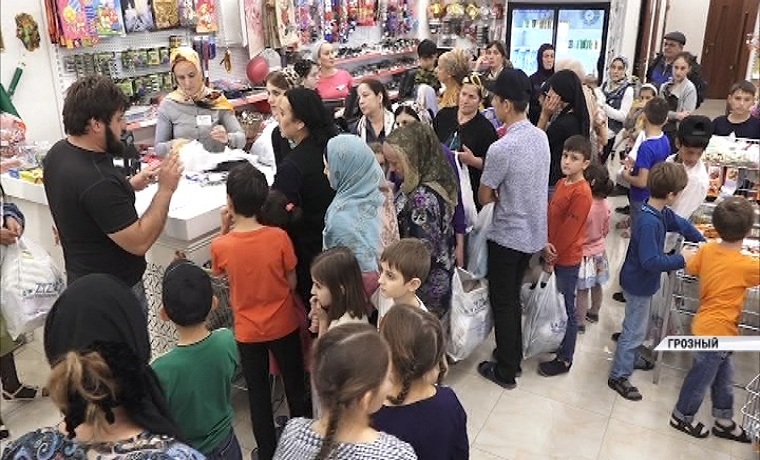 Фонд Кадырова дарит детям со всей республики одежду, обувь и игрушки 