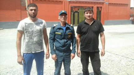 Трое жителей Чечни спасли шесть женщин на Каспийском море