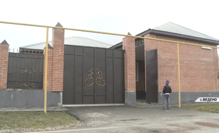 Фонд Кадырова подарил нуждающейся семье из селения Ведено новый дом