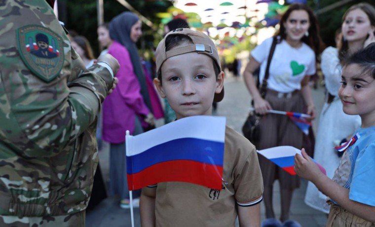 Чеченские росгвардейцы провели патриотическую акцию «Люблю Россию»