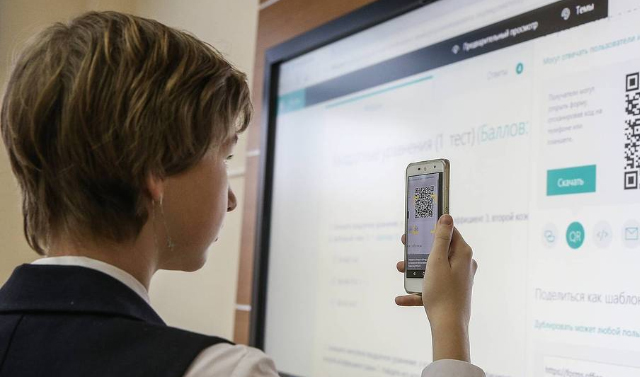 Около четверти российских школ запретили мобильные телефоны в классах