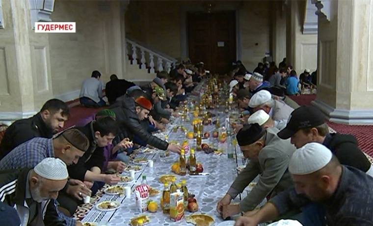 Каждый вечер жители Чеченской Республики собираются в мечетях на коллективный ифтар