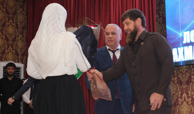Рамзан Кадыров вручил детям-сиротам ключи от 38 квартир