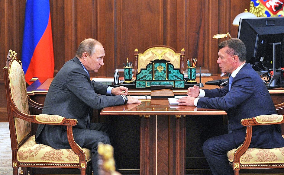 Владимир Путин поручил выровнять зарплаты учителей в регионах России