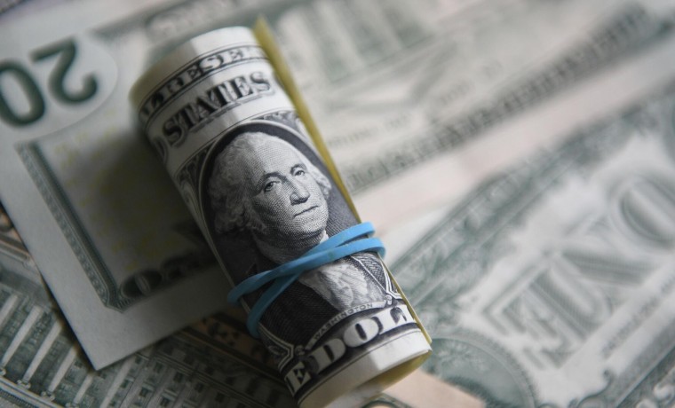 ЦБ снизил официальные курсы доллара и евро на 3 августа