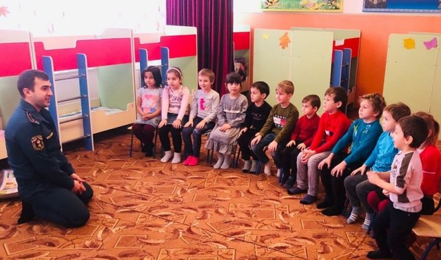 Сотрудники МЧС Чечни проводят уроки по ТБ в детских садах 