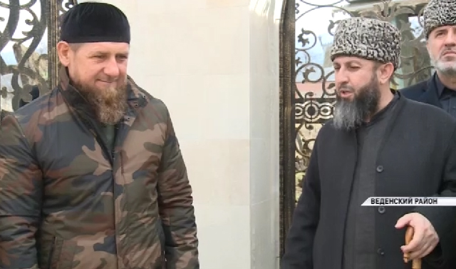 Рамзан Кадыров посетил зияраты в Веденском районе