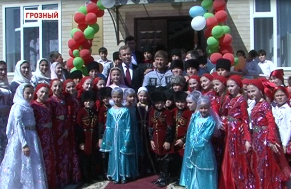 Р. Кадыров и П. Астахов приняли участие в открытии детского сада в Грозном