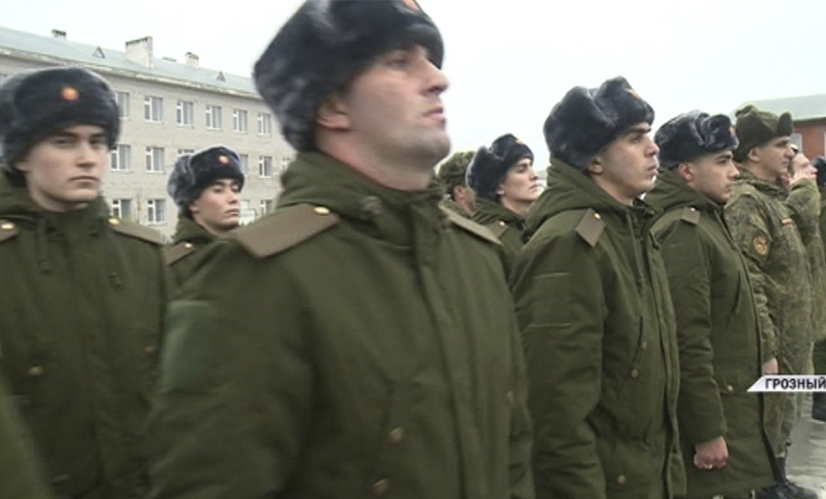 В Грозном прошли торжественные проводы в Вооруженные силы РФ группы призывников