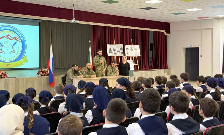 В Чеченской Республике военнослужащие Росгвардии провели уроки мужества для школьников