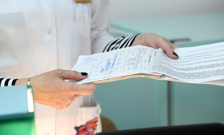 С 1 февраля поликлиники смогут отказаться от бумажных медицинских карт