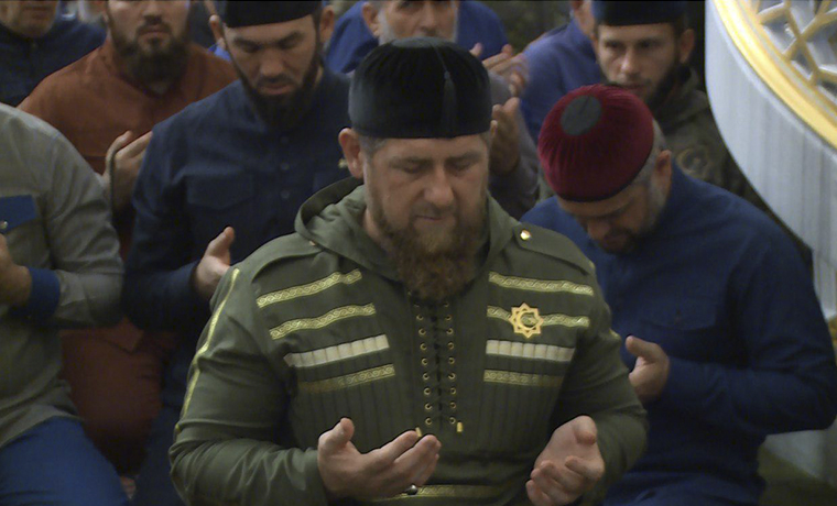 Рамзан Кадыров совершил праздничный намаз в кругу близких и соратников