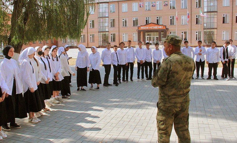ЧЕЧНЯ. Ко Дню солидарности в борьбе с терроризмом военнослужащие Росгвардии встретились со школьниками