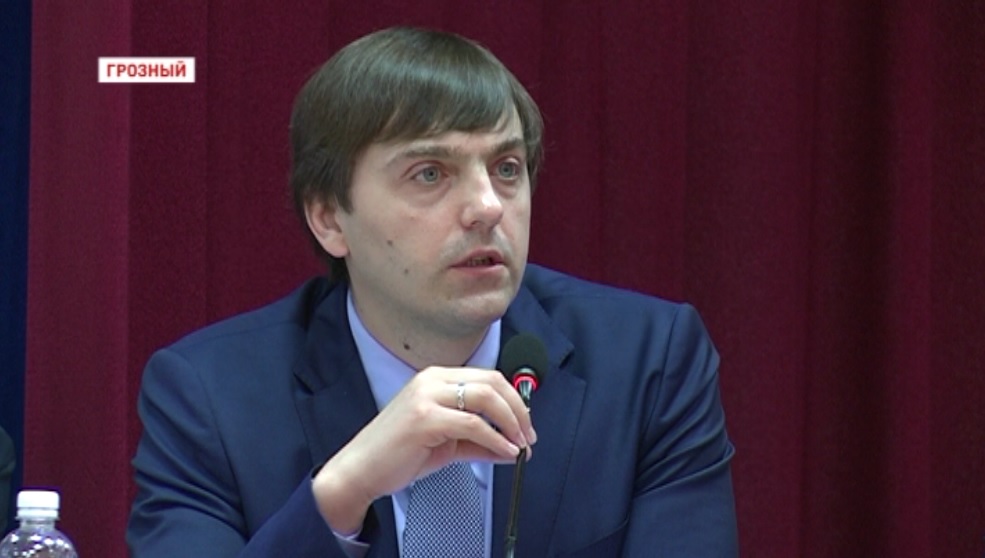 Руководитель Росообрнадзора Сергей Кравцов проверил процесс подготовки к ЕГЭ в Чечне