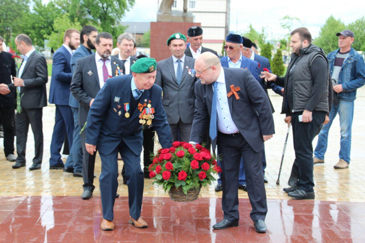 «Союз ветеранов Сирии» возложил цветы в мемориальному комплексу Славы в Грозном