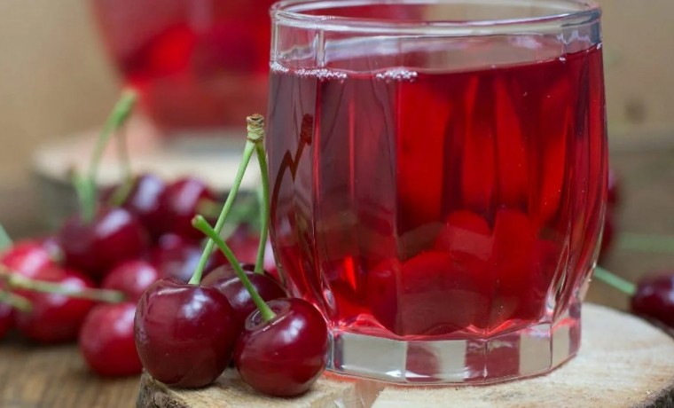 Ученые заявили, что два стакана вишневого сока снижают риск сердечного приступа