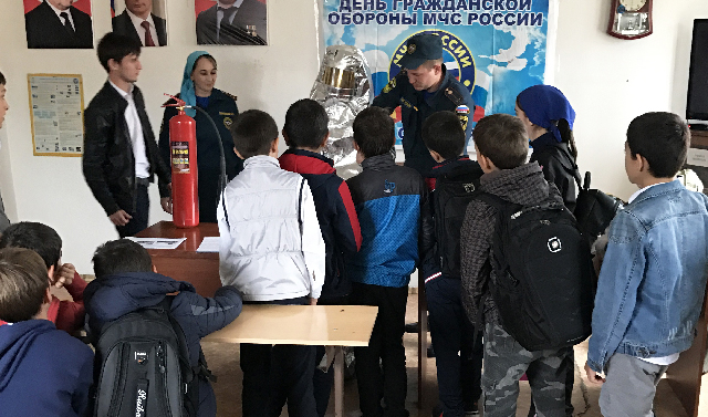 Сотрудники МЧС проводят уроки безопасности в образовательных учреждениях Чечни