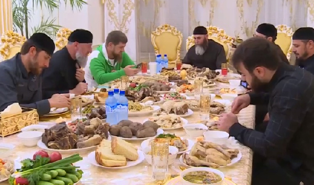 Рамзан Кадыров провел завершающий ифтар у своей старшей сестры 