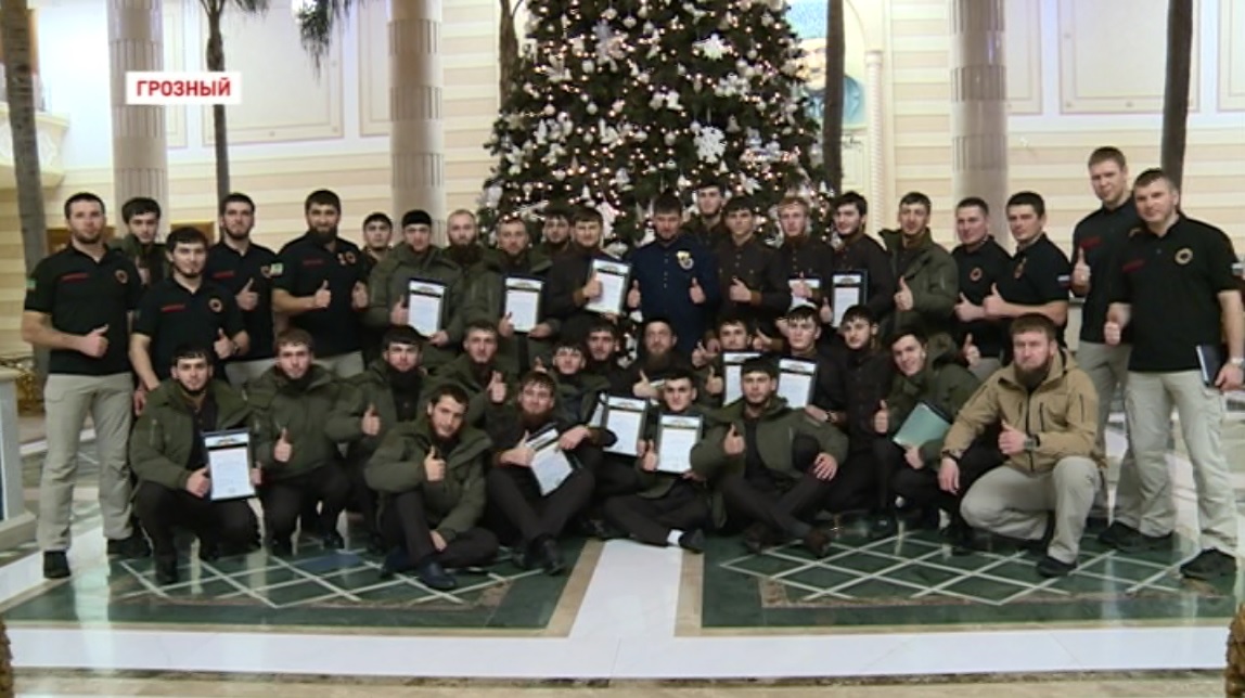 Тридцать молодых людей рода Кадыровых завершили специальный курс бойца