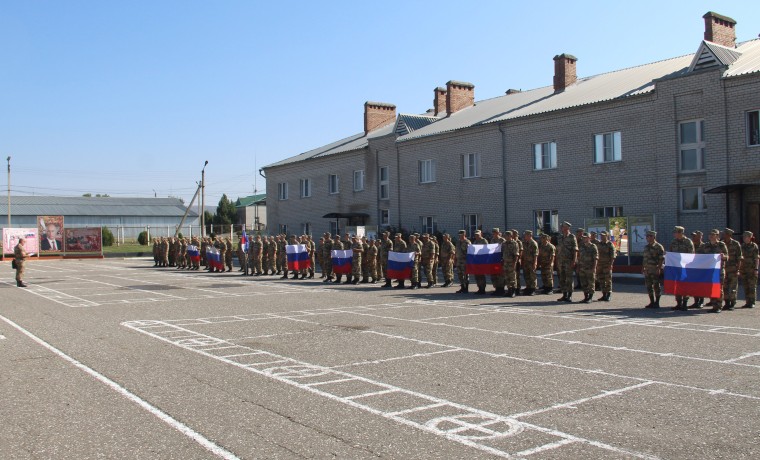 Военнослужащие грозненского соединения Росгвардии отметили День Государственного флага России