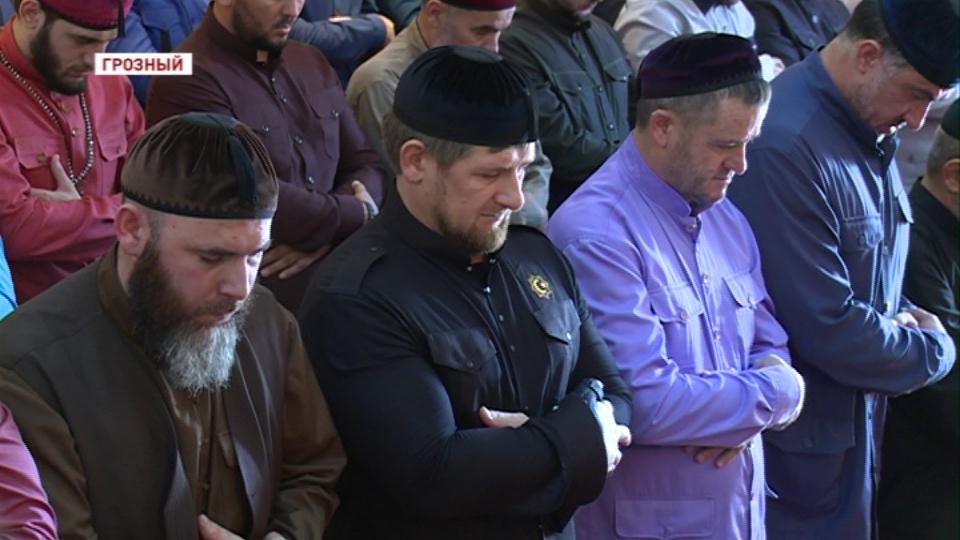 Рамзан Кадыров совершил джума-намаз в мечети им.Хамзата - дяди Пророка Мухаммада (с.а.в)