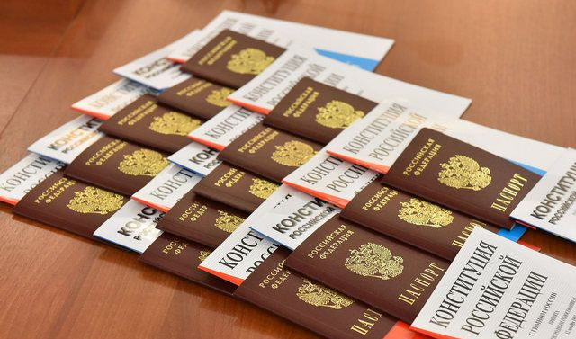 Получателям первых паспортов вручат экземпляр новой Конституции РФ