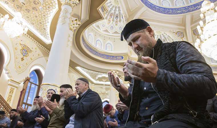 Рамзан Кадыров совершил первый намаз Магриб в новой мечети Беноя