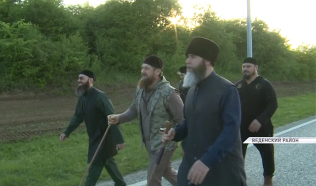Рамзан Кадыров посетил зиярат Хеды, матери Шейха Кунта-Хаджи Кишиева в селении Эртана