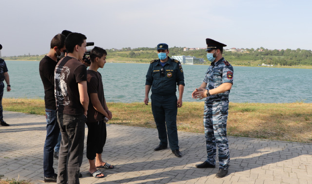 Сотрудники МЧС и МВД провели совместный рейд на «Грозненском море»