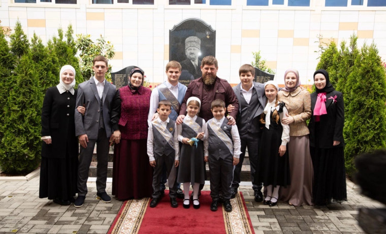 Глава ЧР вместе с супругой посетил последний звонок Ахмата Кадырова