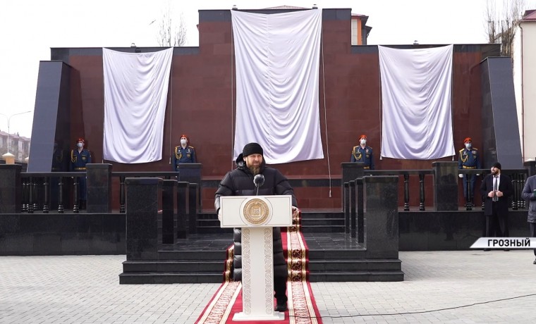 В Грозном открыли мемориал Ахмату-Хаджи Кадырову и спасателям, погибшим при исполнении служебного долга