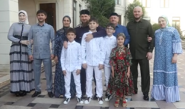 Рамзан Кадыров поздравил с окончанием месяца Рамадан родственников, друзей и близких людей