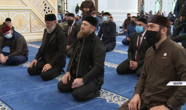 Глава ЧР вместе с соратниками совершил пятничную молитву в Шалинской мечети «Гордость мусульман»